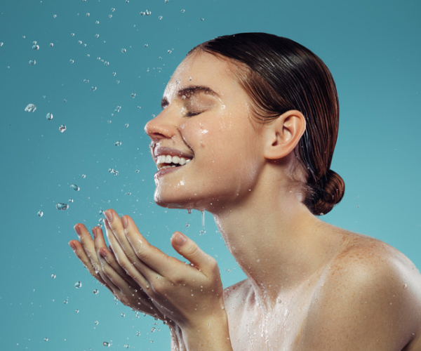 الطريقة الصحيحة لغسل الوجه